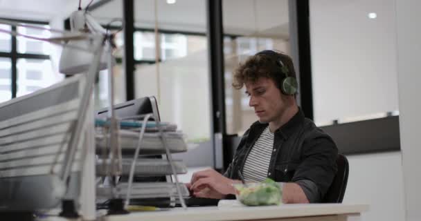 Jonge Man Lunch Terwijl Het Werken Bij Balie Kantoor — Stockvideo