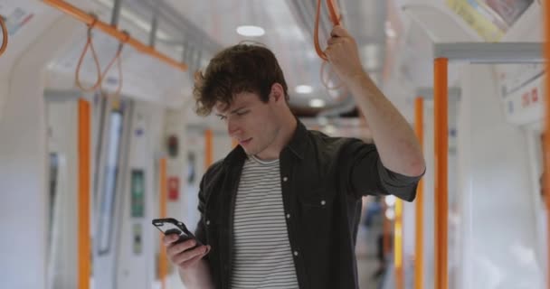 在火车上使用智能手机的通勤者 — 图库视频影像