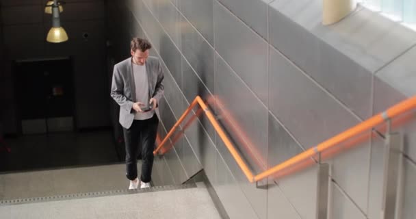 Бізнесмен Йде Сходами Смартфоном — стокове відео