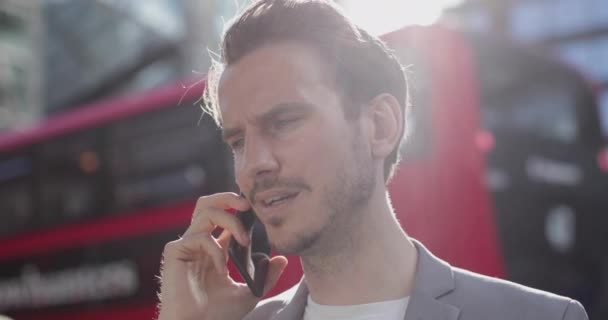 Primer Plano Del Hombre Negocios Teléfono Inteligente Ciudad Ocupada — Vídeo de stock