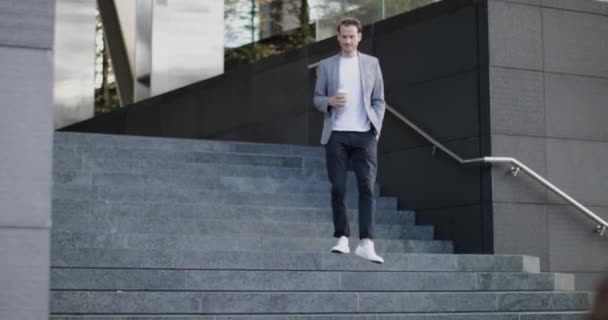 Бізнесмен Йде Сходами — стокове відео