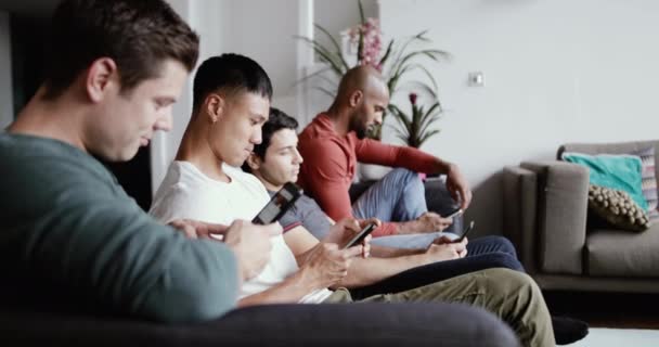 Skupina Mužů Přátel Smartphone — Stock video