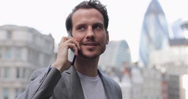 Gros Plan Homme Affaires Sur Smartphone Avec Horizon Ville Derrière — Video