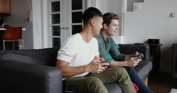 ゲーム コンソールでプレーの男性の友人 — ストック動画