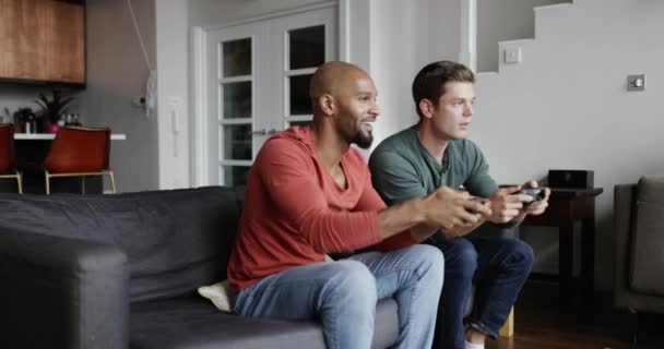 Amis Masculins Jouant Sur Une Console Jeux — Video