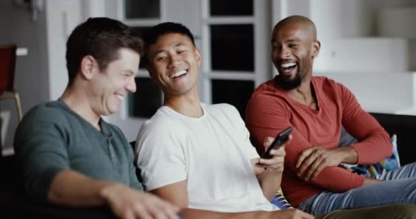 Manliga Vänner Tittar Smartphone Tillsammans — Stockvideo
