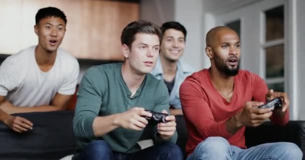 Groep Mannelijke Vrienden Spelen Een Gameconsole — Stockvideo