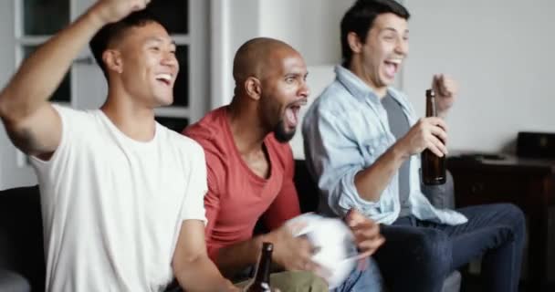 Amigos Masculinos Viendo Partido Fútbol — Vídeos de Stock