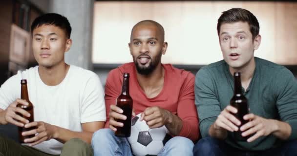 Mężczyzna Przyjaciół Oglądania Meczu Piłki Nożnej — Wideo stockowe