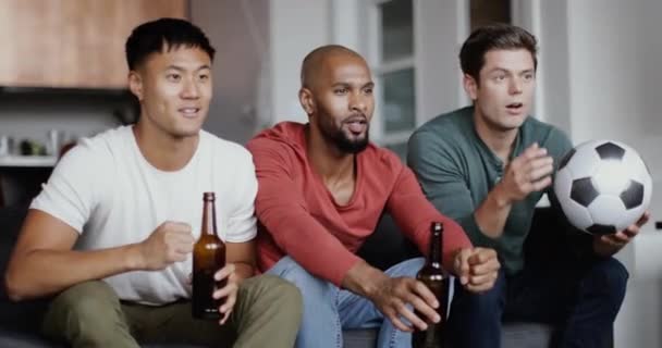 Männliche Freunde Beobachten Ein Fußballspiel — Stockvideo