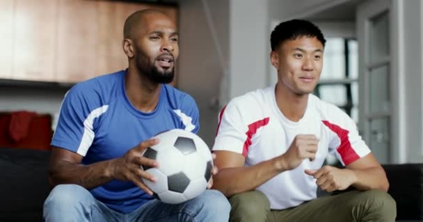 Mannelijke Vrienden Kijken Naar Een Voetbalwedstrijd — Stockvideo