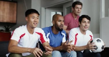 Bir futbol maçı izlerken erkek arkadaş grubu