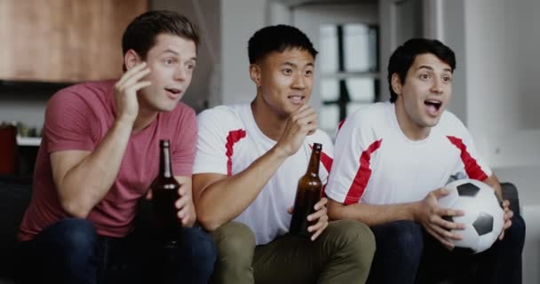 Grupa Przyjaciół Płci Męskiej Oglądając Sportowe Domu — Wideo stockowe