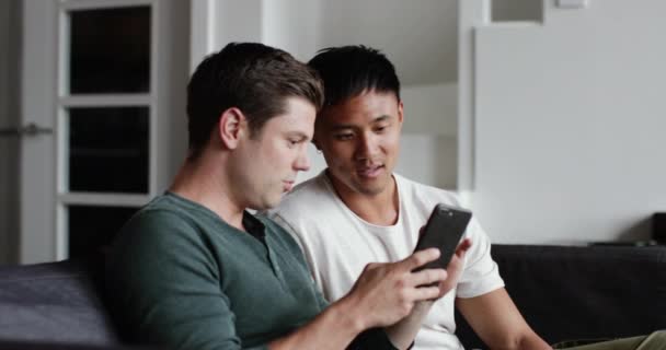 Чоловіки Друзі Дивляться Смартфон Разом — стокове відео