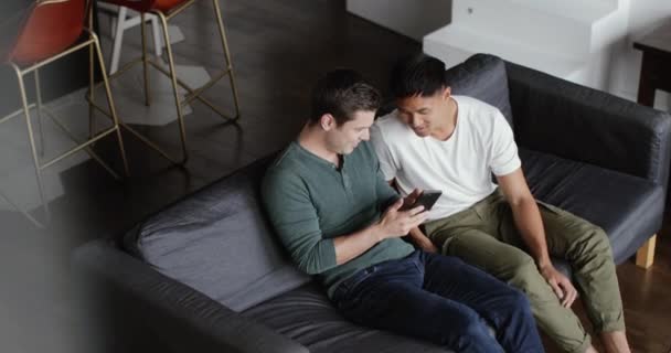 Prvních Záběrů Mužských Přátel Dohromady Při Pohledu Smartphone — Stock video