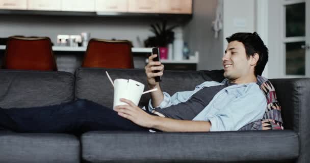 Νεαρά Ενήλικα Αρσενικά Χρησιμοποιώντας Smartphone Ενώ Τρώνε Takeaway — Αρχείο Βίντεο