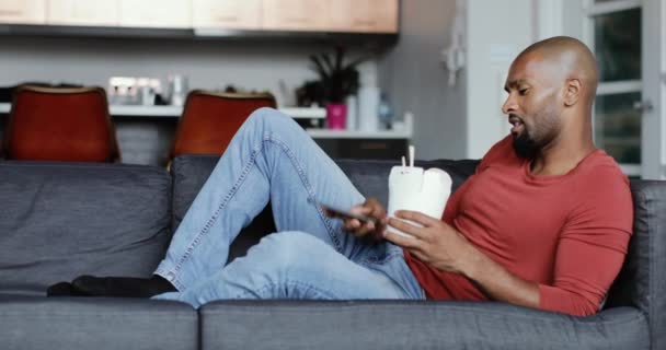 Hombre Adulto Usando Smartphone Mientras Come Comida Para Llevar — Vídeos de Stock