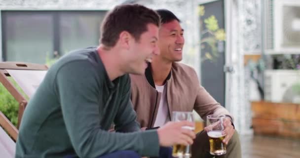 Αρσενικούς Φίλους Πίνοντας Μπύρα Ένα Υπαίθριο Μπαρ — Αρχείο Βίντεο