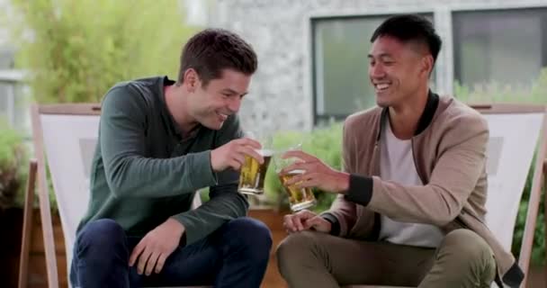 Amigos Homens Bebendo Cerveja Bar Livre — Vídeo de Stock