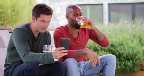 Amigos Varones Bebiendo Cerveza Bar Aire Libre Mirando Smartphone — Vídeos de Stock