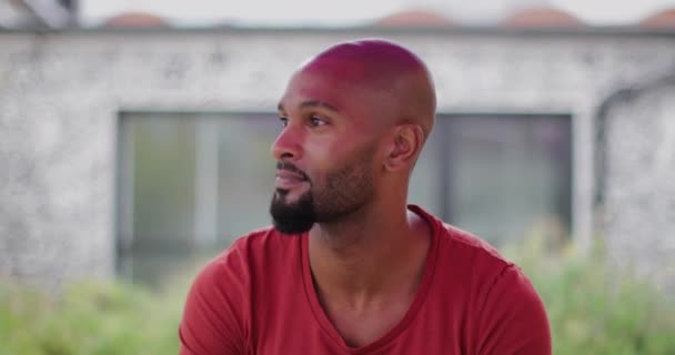 Porträt Eines Afrikanisch Amerikanischen Männchens Freien Auf Der Dachterrasse — Stockvideo