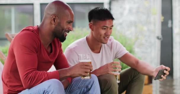 Amis Masculins Regardant Sport Sur Smartphone Dans Bar Extérieur — Video