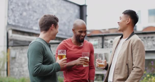 Açık Bir Barda Erkek Arkadaş Grubu — Stok video
