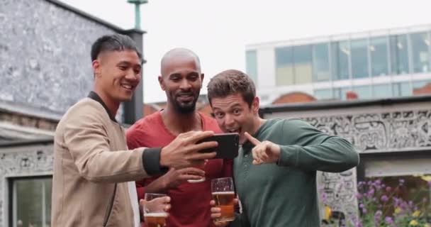 Gruppo Amici Maschi Che Fanno Selfie Bar All Aperto — Video Stock