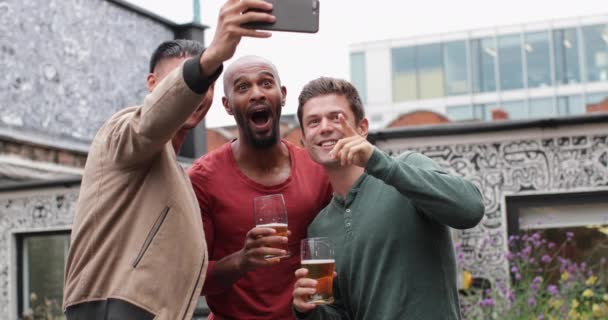 Groep Mannelijke Vrienden Een Selfie Nemen Aan Een Buitenbar — Stockvideo