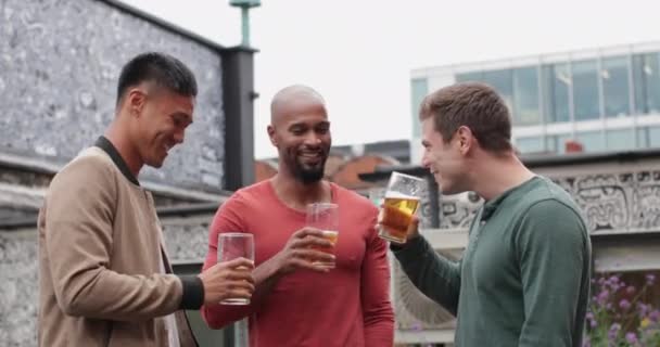 Grupo Amigos Masculinos Bar Livre — Vídeo de Stock