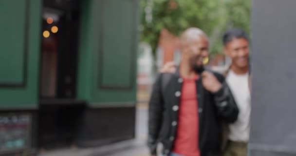 Groep Mannelijke Vrienden Uitgaan — Stockvideo