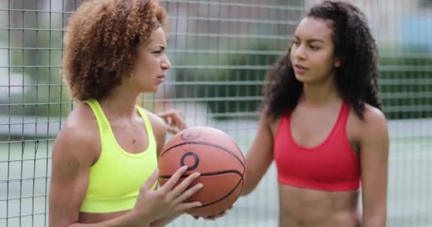 Vänner Tar Paus Från Träning Basketplan — Stockvideo