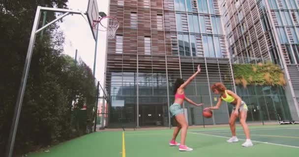 Junge Erwachsene Basketballspielerin Erzielt Einen Korb — Stockvideo