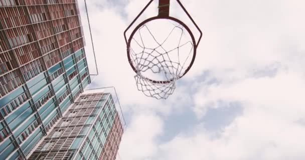 こんにちはと空のビューと一緒に上昇得点バスケット ボール フープ — ストック動画