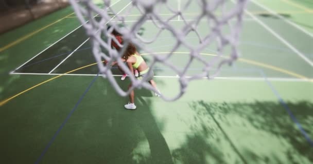 フープを得点若い成人女性バスケット ボール選手のオーバー ヘッド ショット — ストック動画