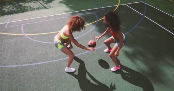 Überkopfschuss Junger Erwachsener Frauen Beim Basketball — Stockvideo