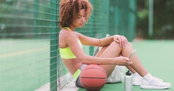 Jovem Mulher Adulta Uma Quadra Basquete Usando Smartphone — Vídeo de Stock