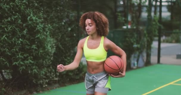 Kvinnliga Basketspelare Ett Team — Stockvideo
