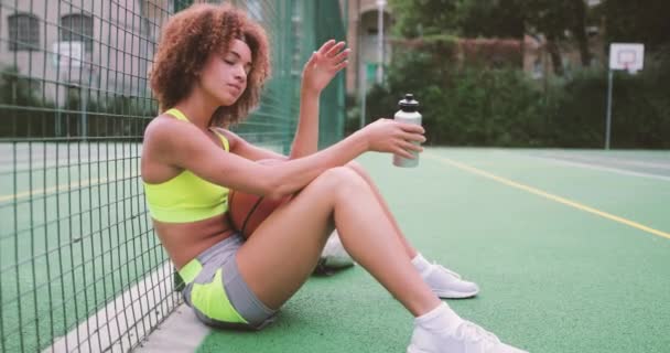 Jovem Mulher Adulta Sentada Uma Quadra Basquete — Vídeo de Stock