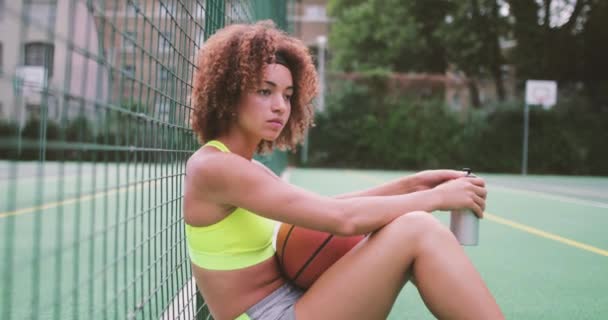 バスケット ボール コートの肖像若い成人女性 — ストック動画
