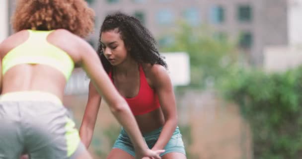 Junge Erwachsene Frauen Spielen Basketball — Stockvideo