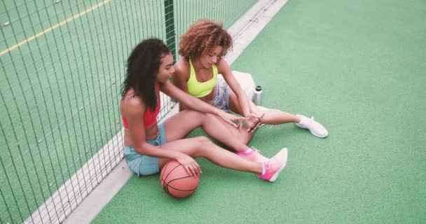 Vue Aérienne Amis Prenant Une Pause Entraînement Sur Terrain Basket — Video