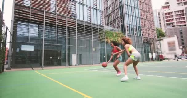 Jonge Volwassen Vrouwtjes Spelen Basketbal — Stockvideo