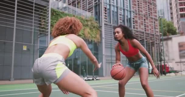 Junge Erwachsene Frauen Spielen Basketball — Stockvideo