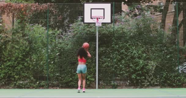 Portré Fiatal Felnőtt Női Egy Kosárlabdapálya — Stock videók