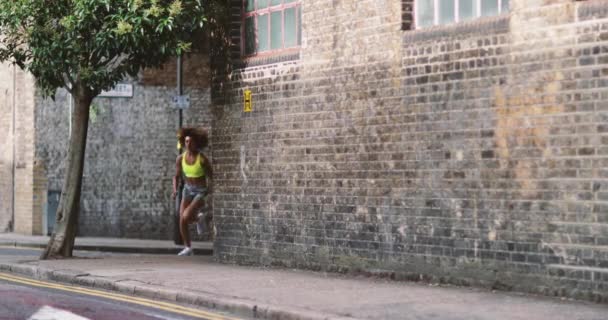 Joven Mujer Adulta Corriendo Ciudad Urbana — Vídeo de stock