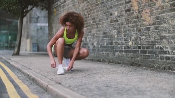 年轻的成年女性系鞋带在奔跑之前 — 图库视频影像