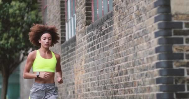 Νέων Ενηλίκων Θηλυκό Έλεγχο Δραστηριότητα Tracker Ένα Τρέξιμο Στην Αστική — Αρχείο Βίντεο