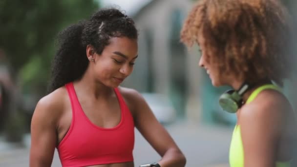 Mujeres Adultas Jóvenes Tomando Descanso Una Carrera Ciudad Urbana — Vídeos de Stock