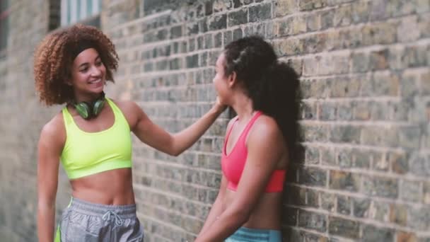 Mujeres Adultas Jóvenes Tomando Descanso Una Carrera Ciudad Urbana — Vídeo de stock